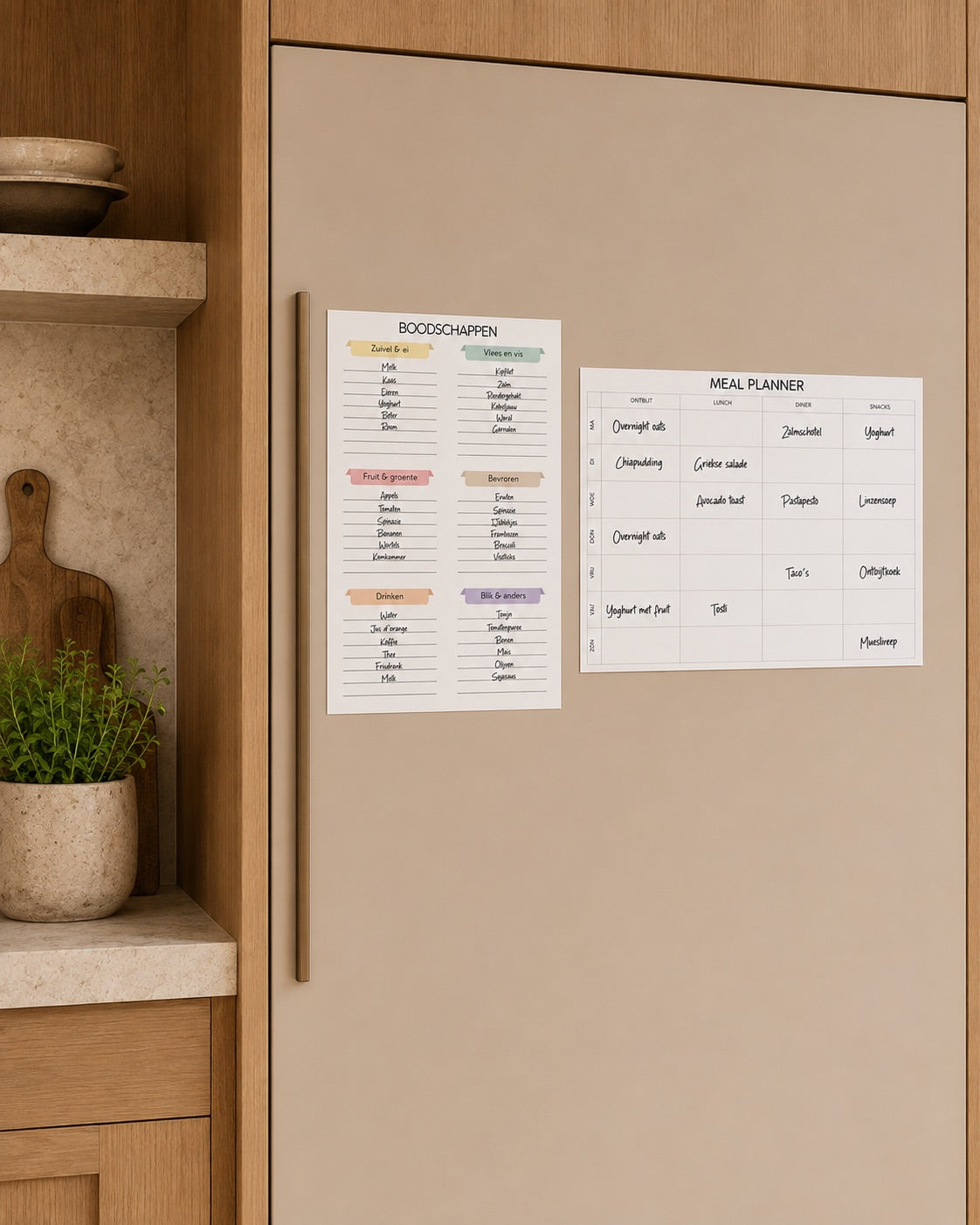 Zelfklevende A5 maaltijdplanner en boodschappenlijstje naast elkaar op een houten keukenkast