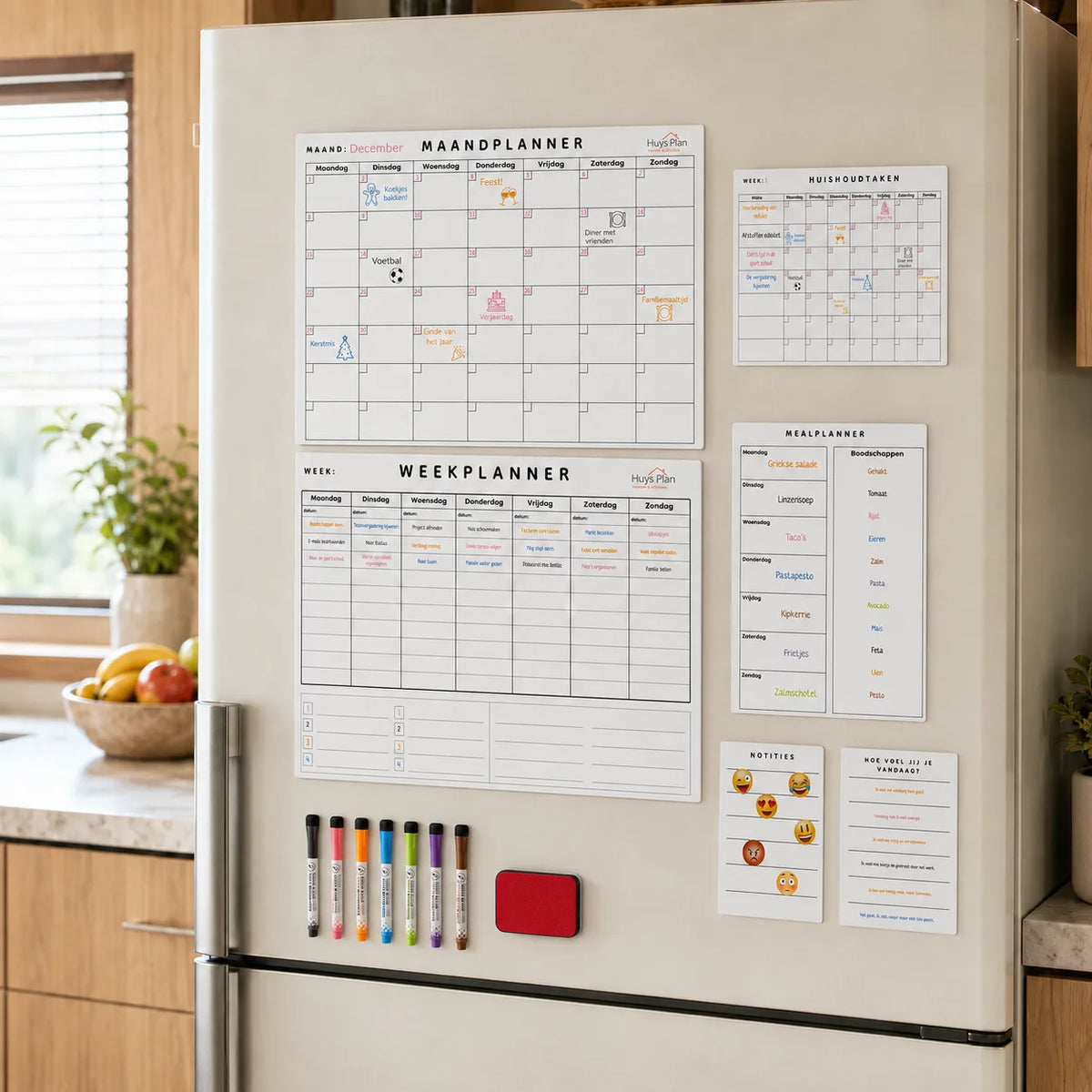 Koelkast met de complete magnetische plannerset: maandplanner, weekplanner, huishoudtaken, mealplanner en notities